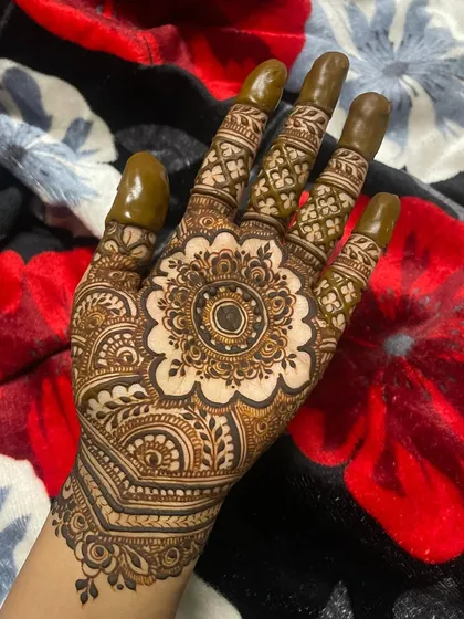 For those who love a bold centerpiece, my mandala designs are a great choice. This one has a clean, floral-inspired mandala on the back of the hand with detailed work on each finger.