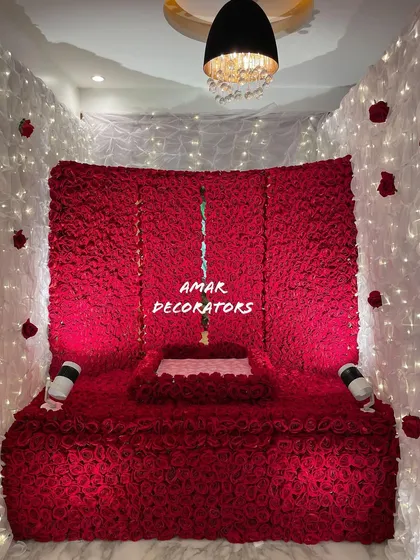 A full view of the unending heavenly reds. This Ganpati mandap features a dense wall of red roses, framed by fairy lights to create a magical and intimate prayer corner.