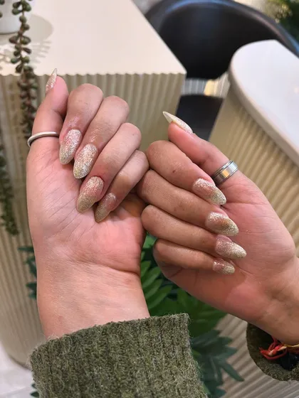 A still shot of the gold cat eye nails, capturing the beautiful shimmer.
