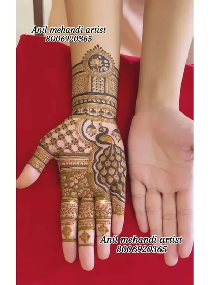 A lovely single-hand design featuring a peacock. This style is great for festivals or parties where you want a beautiful but not too heavy mehandi pattern.