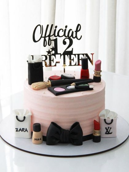 Unique Sculpted & Themed Cakes photo 37