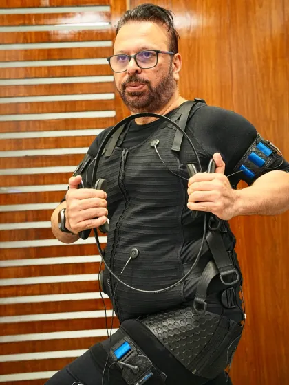 Our client Roshan proves that consistency is key. Here he is dedicated to his EMS session, a smart workout for men over 35 looking to maintain muscle mass, boost metabolism, and protect joint health.
