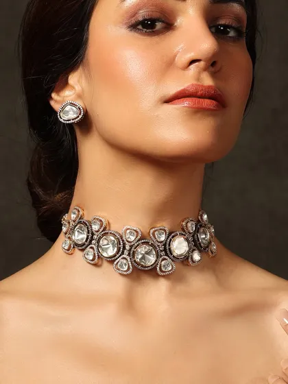 A classic polki choker, designed with large, brilliant uncut diamonds for a look of pure, understated luxury. Perfect for any occasion.