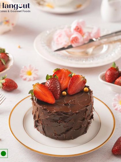 A classic you can't resist. This Strawberry Couverture Chocolate Bento Cake is made with high-quality chocolate for a rich flavor that pairs beautifully with fresh strawberries.
