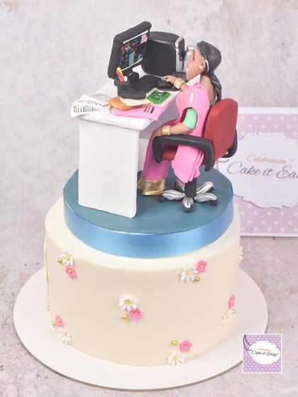 A side view of the 60th birthday cake, showing how the keepsake topper sits on its own tier.