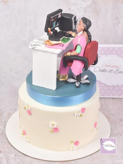 A side view of the 60th birthday cake, showing how the keepsake topper sits on its own tier.