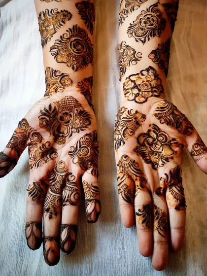 This design uses floral "buttis" or scattered motifs, a great technique for beginners to learn.