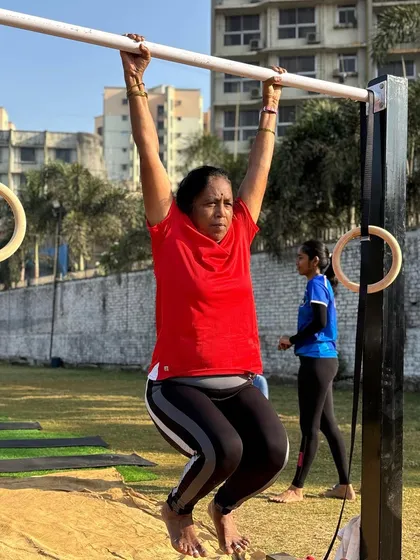 Proof that age is just a number and strength has no limits. We welcome everyone to our sessions, regardless of age or fitness level. Here, one of our most dedicated members builds her grip and back strength with a dead hang, a foundational calisthenics exercise.