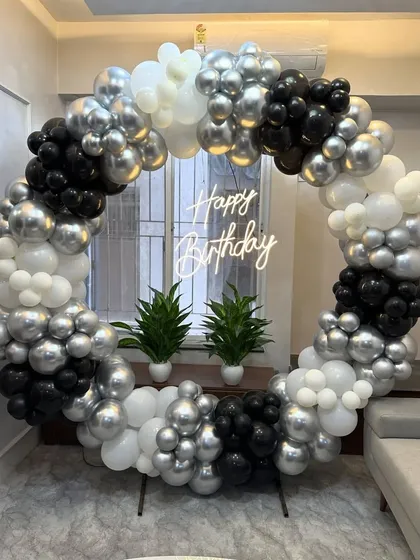 A full view of the chic black, white, and silver balloon ring setup.
