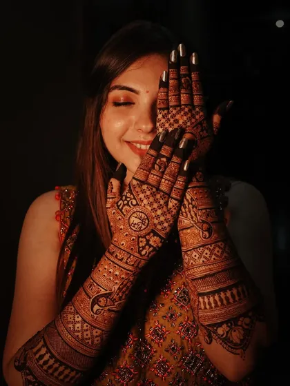 That priceless smile on a bride's face when she sees her mehendi is everything to me. This is the beautiful result after the henna paste comes off, a rich, dark stain that makes the intricate design pop. 🧿