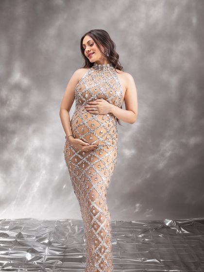 A duplicate of ID 91, this is a perfect example of a classic, glowing maternity portrait with a touch of glamour.