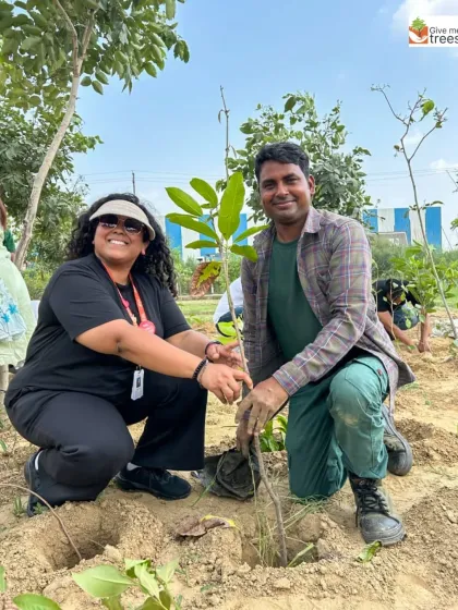 Teamwork and enthusiasm were high at the EXL plantation drive in Greater Noida. A volunteer and a team member work together, showcasing the partnership that makes our community projects successful.