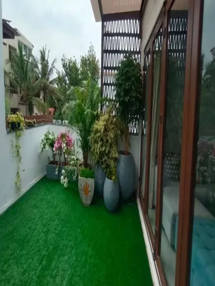 Even a small balcony can become a green paradise. Here, I used high-quality artificial turf to create a maintenance-free lawn, and filled the space with a variety of potted plants and flowers to build a lush, private retreat.