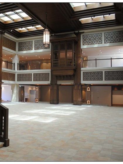 Inspired by Oman’s cultural heritage, the interior of Souq al Madina reflects the ethos of souqs that date back over 200 years. The grand hall features traditional wooden columns and a decorative balcony.