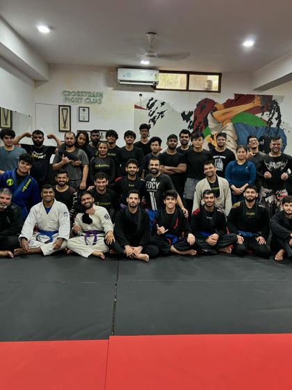 A great turnout for a Sunday jiu jitsu class with Coach Sid. The mats are full and the energy is high.