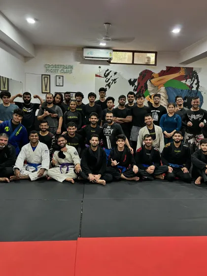 A packed Sunday Jiu-Jitsu session led by our head coach. The presence of a black belt on the mat elevates the training for everyone in the room.