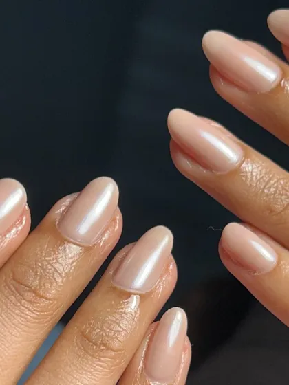 You don't always need crazy art to make an impact. This glazed donut chrome look is pure luxury. It's subtle, elegant, and catches the light beautifully, perfect for strengthening natural nails with a BIAB overlay.