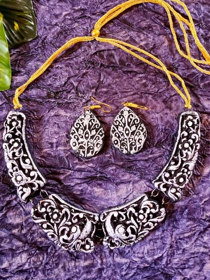 A duplicate image of the classic silver and black carved 'hansli' necklace.