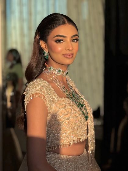 This close-up shows the flawless blend of the shimmery eyeshadow and the radiant skin finish, essential skills for creating high-impact evening looks.