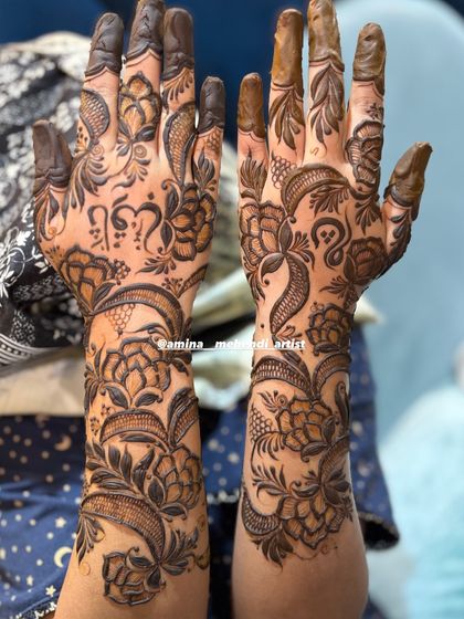 This design includes a name written in beautiful Arabic script, seamlessly integrated into the floral pattern on the palm.