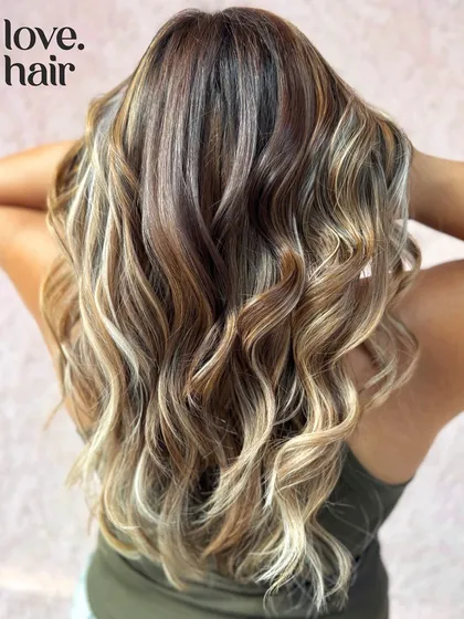 A back view of the calico hair, showing the full, multi-dimensional effect of the different tones.