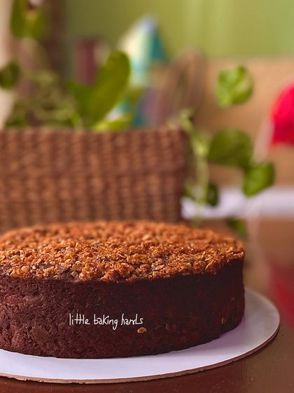 I love experimenting with flavours, and I especially love when people are willing to try them. This apple cinnamon chocolate cake with whole wheat flour was a delicious experiment.