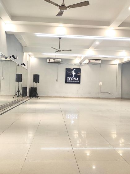 Announcements & Studio photo 4