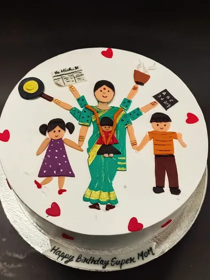 I loved creating this "Super Mom" cake. It’s a tribute to all the amazing mothers who juggle everything, featuring hand-painted fondant details that tell a unique family story on a fresh pineapple cake.