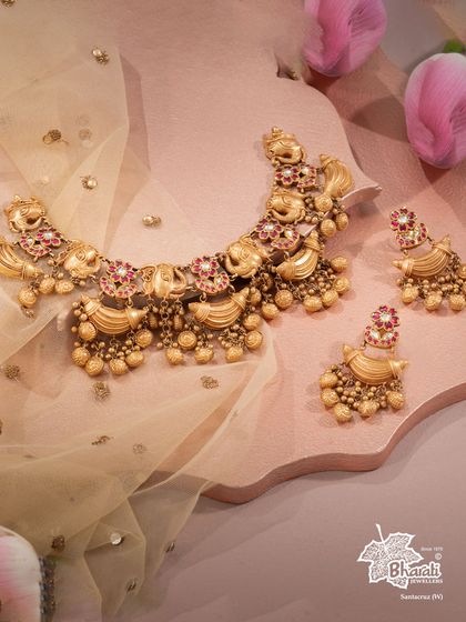 This Fusion Temple & Heritage Necklace captures the spirit of divine tradition reborn. The handcrafted details reflect the grace of temple artistry and the boldness of contemporary Indian design.