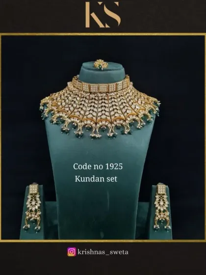 The same exclusive Kundan bridal set, shown here with emerald green beads. This color option gives the piece a more traditional and royal feel.