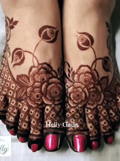 Don't forget the feet! This floral and geometric foot mehndi design is perfect for completing your bridal look, ensuring you are adorned with beauty from head to toe.
