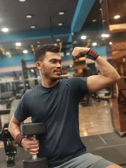 A shot from a bicep workout, focusing on muscle targeting with dumbbells. Building lean muscle is a key part of my strength and conditioning programs.