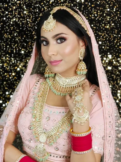 A perfect example of a soft, romantic look. This baby pink lehenga is paired with a beautiful mint-accented jewellery set. I can customize bead colors to perfectly match any outfit you choose.