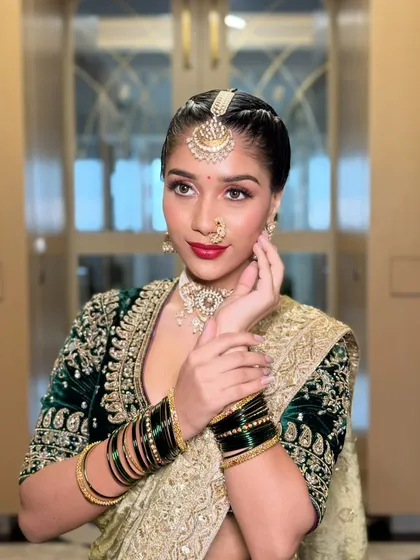 Embodying the spirit of a Peshwin queen. This Maharashtrian bridal look balances bold tradition, from the iconic nath to the statement red lip, with modern, radiant elegance. It’s a glow that whispers royalty.