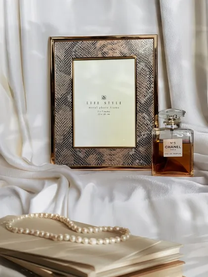 A photograph holds a memory, but the right frame gives it a presence. This snakeskin-textured photo frame, styled here with classic perfume and pearls, shows how I blend sophisticated textures to create an aspirational, chic accent for your most cherished moments.