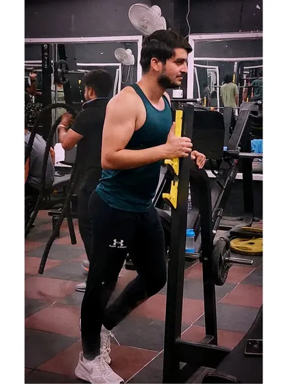A moment of focus in the gym. Consistent training and a clear goal are the foundation of any successful fitness transformation. It is about showing up and putting in the work.