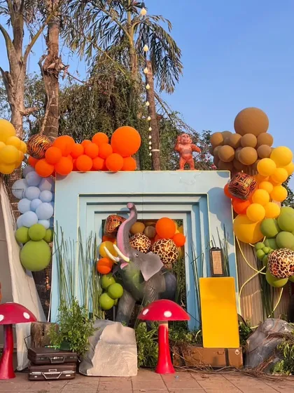 Every corner of the safari party was filled with detail, featuring custom-built props like a red safari jeep, friendly giraffes, hippos, and even a gorilla bust nestled in the foliage.