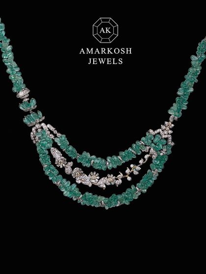 This mesmerizing neckpiece featuring emeralds and diamonds accentuates your aura, ensuring you’re always the center of attention.