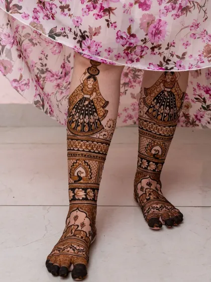 Bridal mehendi is not just for the hands. I create stunning, detailed designs for legs and feet, like this piece featuring a traditional bride figure. This ensures you look perfect from head to toe in your wedding photos.