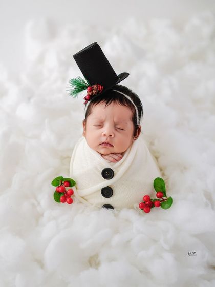 Another take on the adorable snowman-themed newborn shoot. Safety and comfort are always my top priorities.