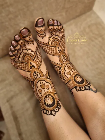 Complete your festive look with stunning feet mehendi. This design features a blend of modern and traditional elements, with delicate lotus motifs and intricate netting patterns that flow beautifully along the foot.