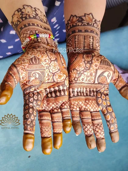The final look of the heavy Indian design, featuring peacocks on the palms. The fingers are adorned with intricate patterns, completing the traditional and elaborate look.