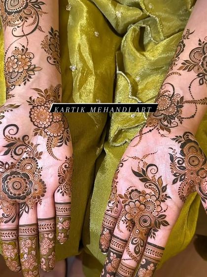 The rich stain of our natural henna makes this Arabic floral design pop. The contrast between the dark lines and the shaded areas is stunning.