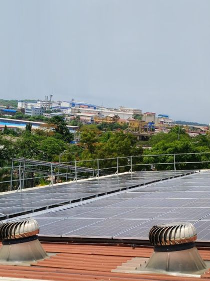 Another perspective of the solar array on the roof of the HCCB facility in Goa. We help FMCG leaders with high production volumes meet their energy demands sustainably.
