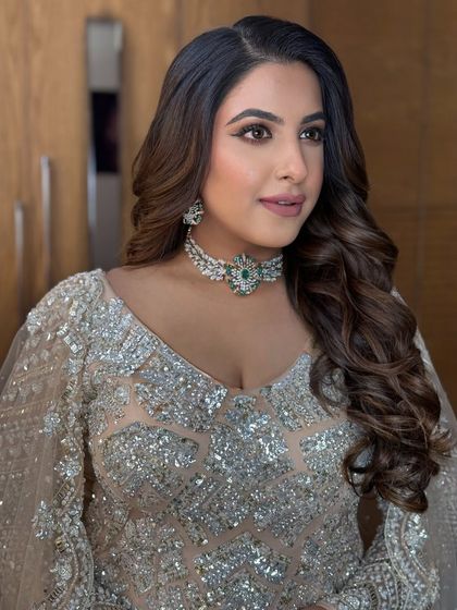 A close-up of these glamorous waves, showing their shine and texture.