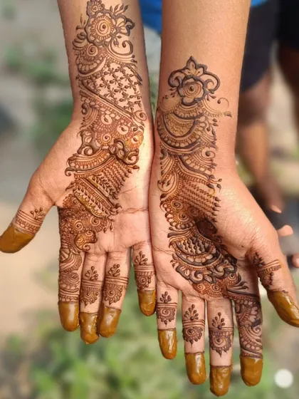 This is a beautiful example of an Arabic 'belt' design. The pattern is dense and intricate, flowing from the wrist to the fingers like a piece of jewelry.