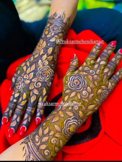 Another angle of this gorgeous, fully developed henna stain.