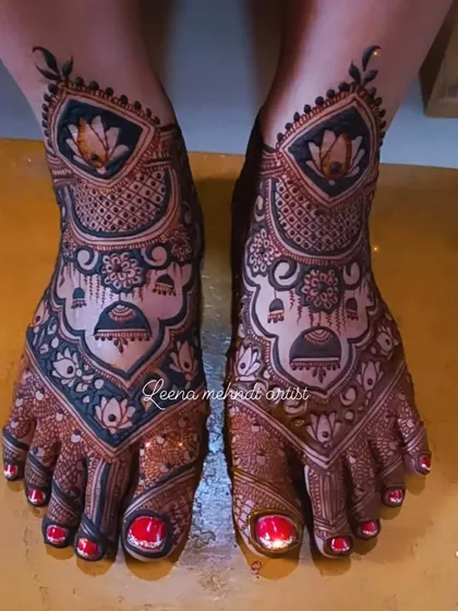 This bridal foot design is rich with traditional motifs. It features doli (palanquin) figures and lotuses, with a dark, bold application that makes the design stand out.