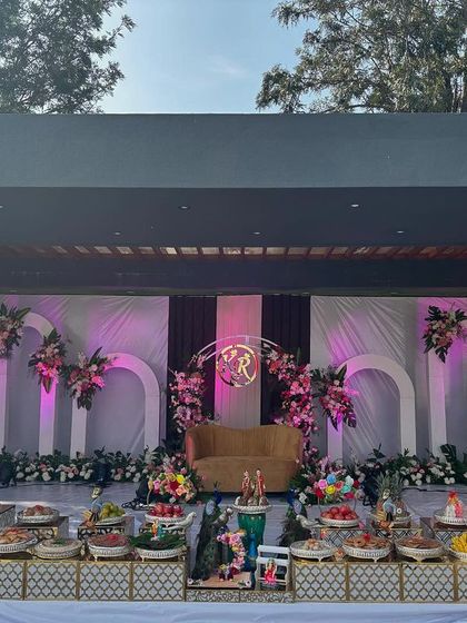 A wide shot of the modern engagement stage in an outdoor setting.