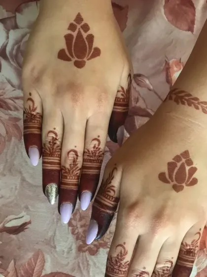 Another angle of the simple and beautiful lotus design. The dark-tipped fingers are a classic touch that frames the delicate artwork.